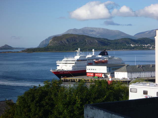 Hurtigrutenschiff in �lesund